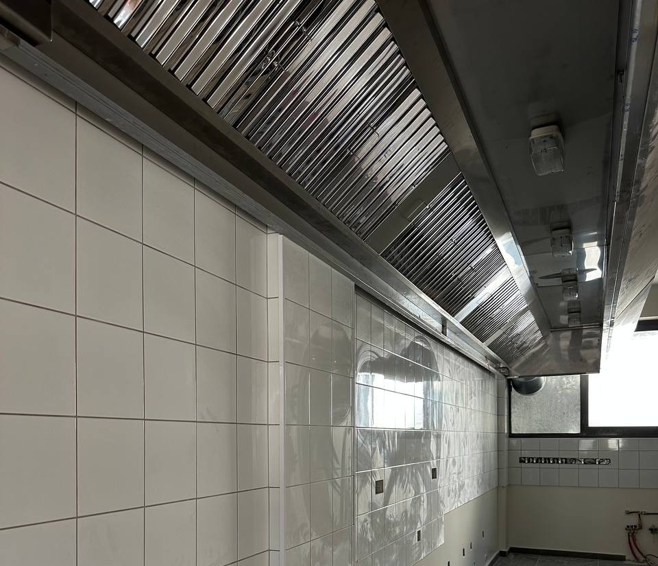 Монтаж вытяжной вентиляции в кафе ресторане спб Вентиляция вытяжка для кафе ресторанов